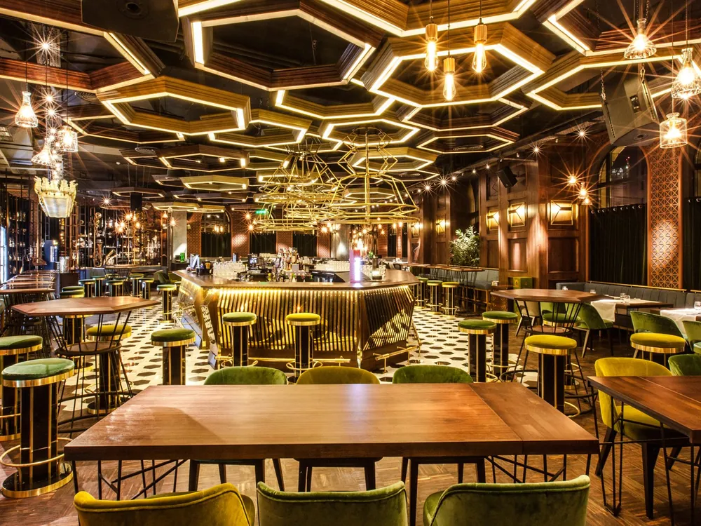 Restaurantul Uanderful din București, cu tavanul din hexagoane luminoase