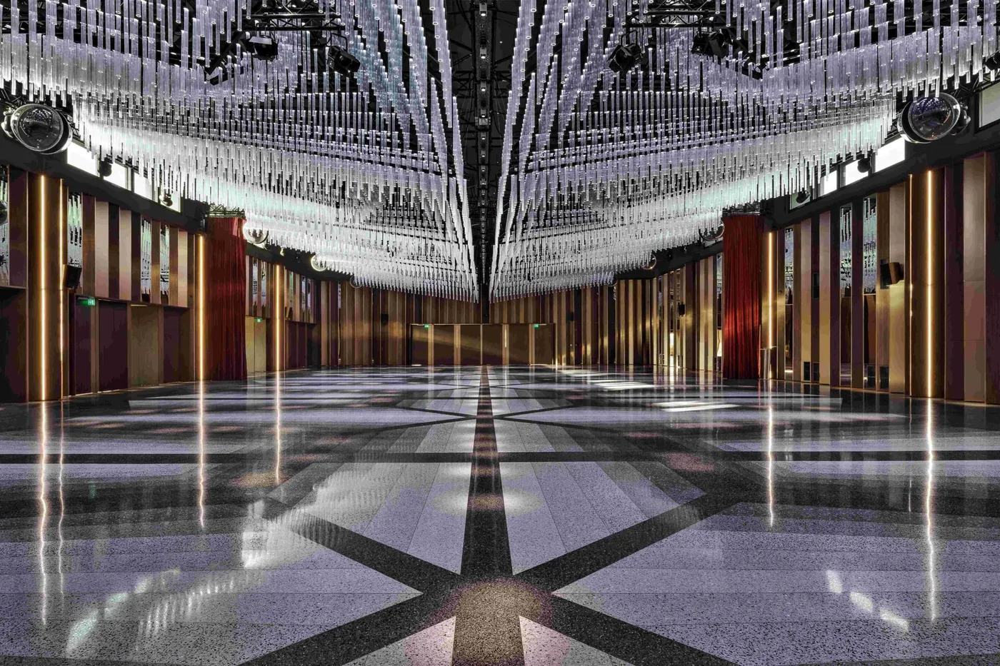 Salonul de evenimente ISSA Resort, cu tavanul decorativ suspendat